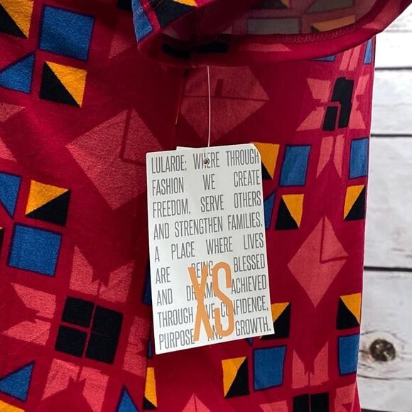 LuLaRoe Classic T T-Shirt Size XS Scoop Neck Red Geometric Short Sleeve NWT New - Picture 3 of 8